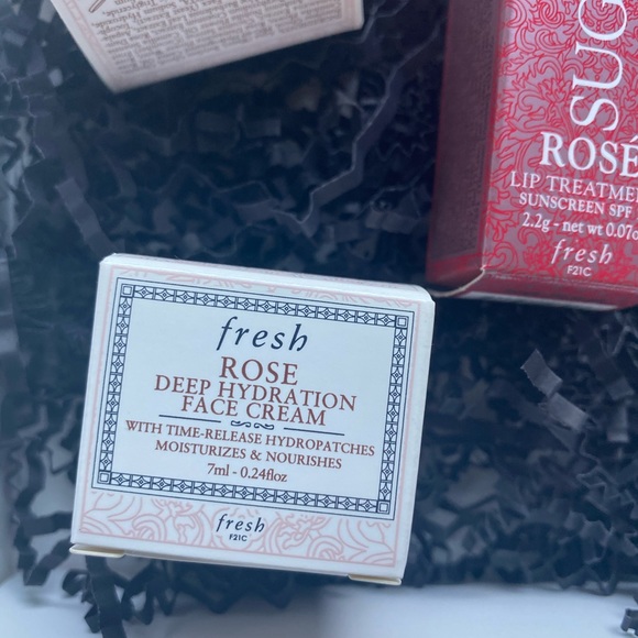 Fresh Rose Hydration Heaven Beauty Insider Set - Picture 3 of 10